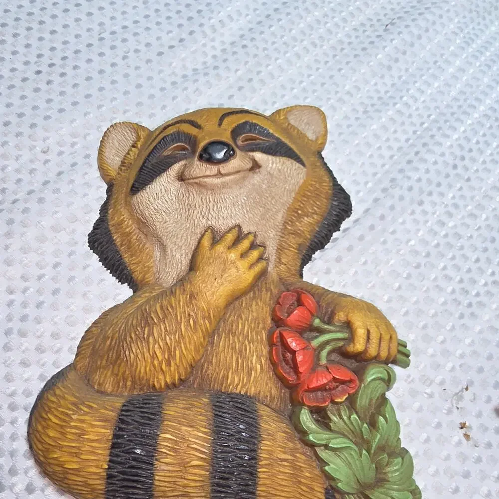 HOMOCO VINTAGE PLASTIC RACCOON PLAQUE WALL